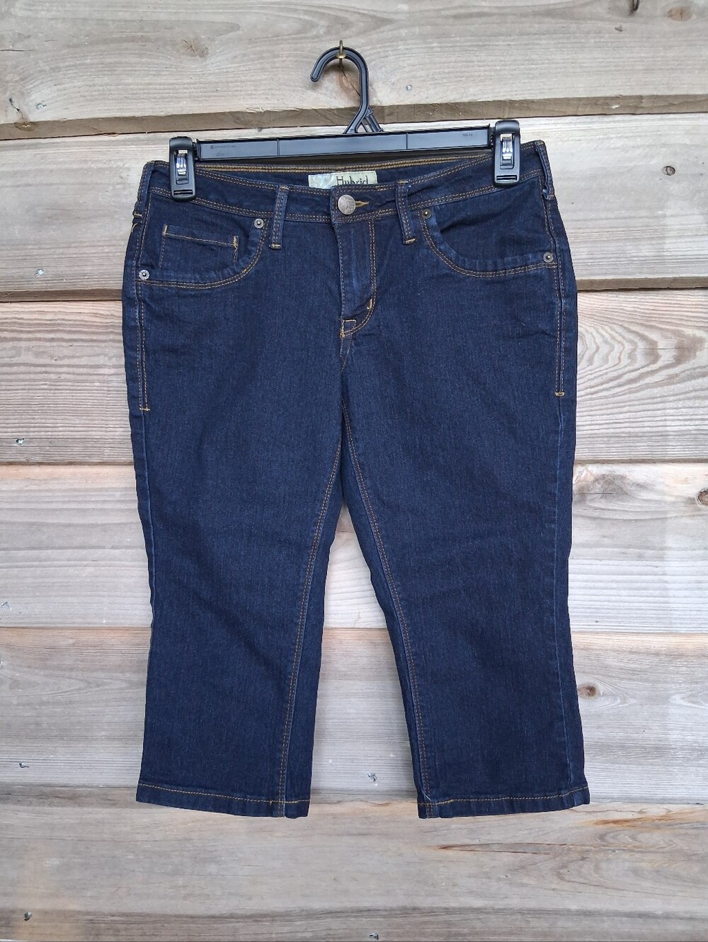 Hybrid & Company dark wash denim capri jeans.